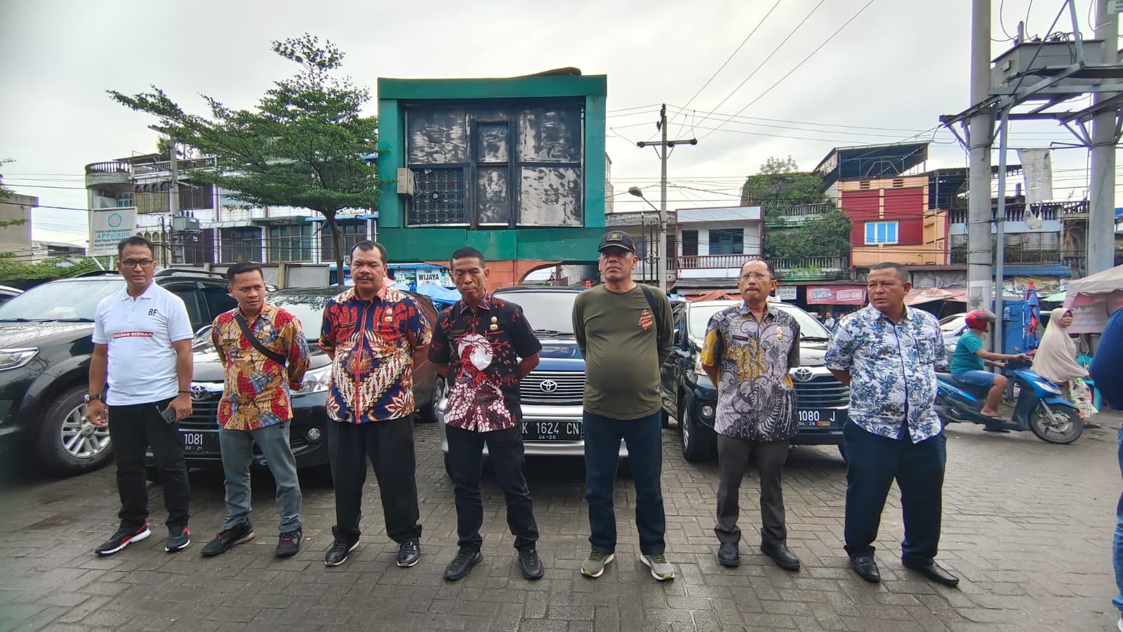 Camat Medan Sunggal T. Chairuniza memimpin gotong royong masal bersama PD Pasar Desa Lalang di Pasar Lalang (03/03)